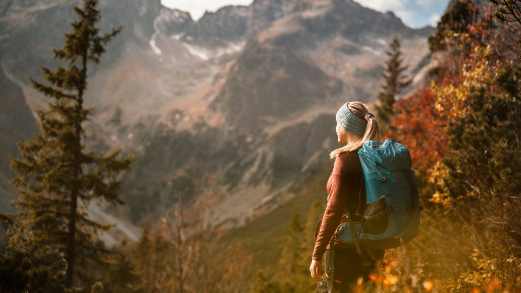 Junge Frau sucht in der Natur Erfahrungen